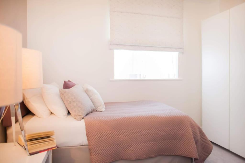 Stylish And Central Two Bedroom & Two Bathroom Apartment With Free Parking Exterior foto