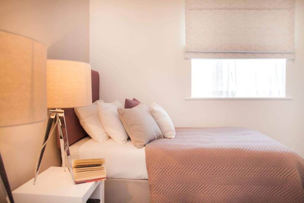Stylish And Central Two Bedroom & Two Bathroom Apartment With Free Parking Exterior foto